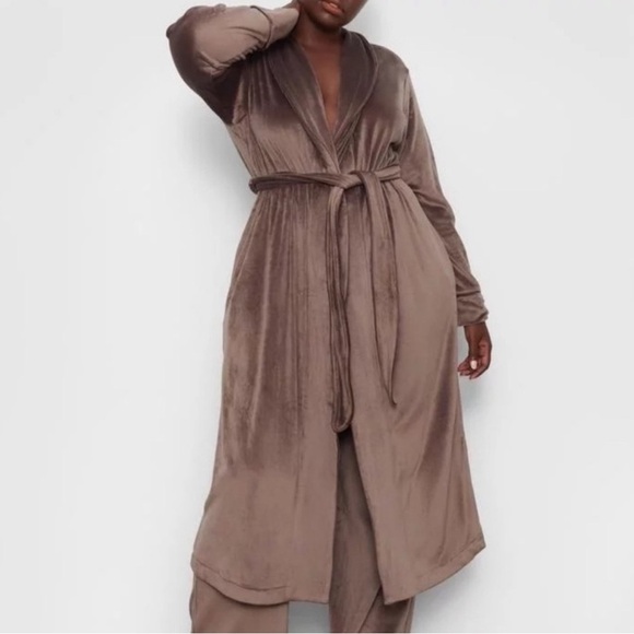 SKIMS Other - SKIMS milk chocolate brown plush velour tie front robe size 4XL